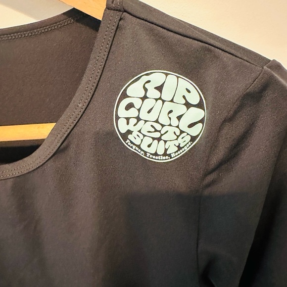 Rip Curl Rash Guard - Picture 3 of 4